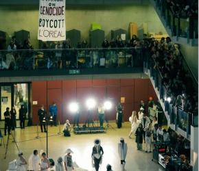 "اقطعوا الشراكة مع لوريال".. طلاب جامعة الفنون بلندن يعطّلون عرض "إعادة الضبط"