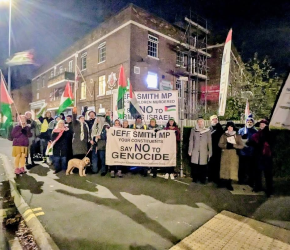 “اعترف بالإبادة”..  احتجاج أمام مكتب النائب جيف سميث في مانشستر