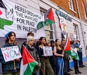 "ممول الإبادة" مجموعة مؤيدة لفلسطين تدعو لمقاطعة بنك "باركليز"