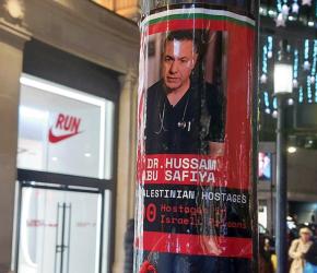 عدنان حميدان – مؤسس حملة الأشرطة الحمراء الأشرطة الحمراء رمز للعلم الفلسطيني والحرية ودماء غزة