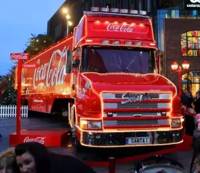 محاصرة شاحنة "كوكاكولا" في قرية ميلادية ببريطانيا... احتجاجات مستمرة دعمًا لسجناء "حركة فلسطين" المضربين عن الطعام