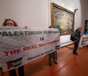 أنصار فلسطين يحتلون معرض "أوفيزي" في فلورنسا لتعاونه مع الاحتلال