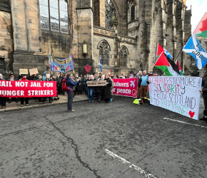 دعمًا لـ "فيلتون 24" .. تظاهرة  أمام محكمة إدنبرة رفضًا لحظر "حركة فلسطين"