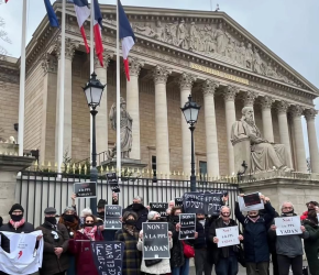 لا لتجريم التضامن  ..وقفة احتجاجية أمام البرلمان الفرنسي رفضًا لمشروع قانون "يادان"