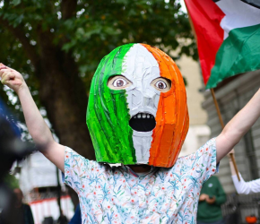 احتجاج داعم لفرقة “نيكاب” المناصرة لفلسطين أثناء جلسة محاكمة