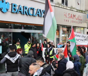 يمول الإبادة بغزة.. أنصار فلسطين يعتصمون أمام بنك "باركليز" في غلاسكو