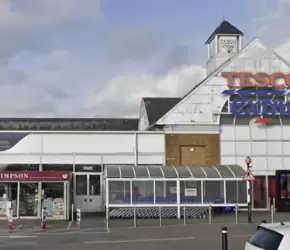 نشطاء يحاصرون "تيسكو" في بلفاست و "كارفور" في مدريد لدعمهما الاحتلال... تحرّك احتجاجي في بريطانيا يندّد بتواطؤ "ريبوك" مع منتخب العدو