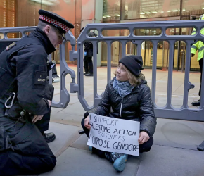 إطلاق سراح “غريتا ثونبرغ” وزميلاتها بعد محاصرة شركة تأمين