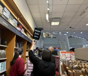 يقدم منحًا لجنود الاحتلال! ..احتجاج بإعادة كتب بآلاف الدولارات لمكتبة "إنديغو"