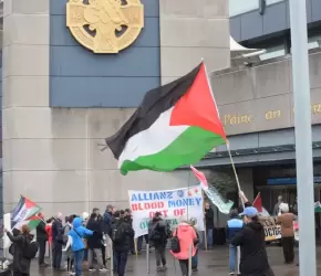 "لا لتمويل الإبادة رياضيًا"  احتجاج أمام مقر اتحاد الرياضات الغيلية رفضًا لرعاية "أليانز"