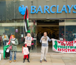 يمول آلة الإبادة بغزة.. نشطاء يحاصرون بنك "باركليز" في غلاسكو
