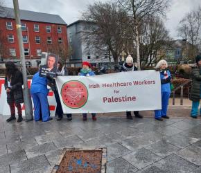 "أفرجوا عن حسام أبو صفية" وقفة للعاملين في القطاع الصحي بأيرلندا تضامنًا مع أطباء غزة