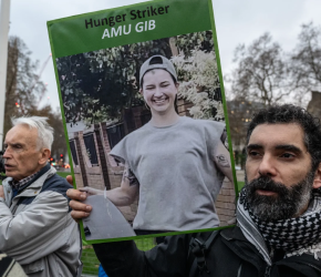 مضربان عن الطعام! .. تدهور صحة ناشطين من حركة فلسطين ونقلها إلى المستشفى
