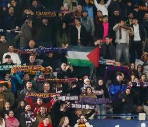 جماهير ليفانتي ترفع الأعلام الفلسطينية رفضًا لصفقة لاعب إسرائيلي