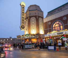 !زار معسكرات الاحتلال مظاهرة أمام "باراماونت"رفضًا لاستضافة "جيري ساينفيلد"