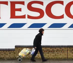 نشطاء يحاصرون "تيسكو" في بلفاست و "كارفور" في مدريد لدعمهما الاحتلال... تحرّك احتجاجي في بريطانيا يندّد بتواطؤ "ريبوك" مع منتخب العدو