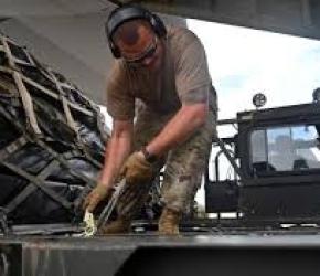 نشطاء يقتحمون شركة طائرات أمريكية متهمة بتوريد معدات عسكرية للاحتلال..تموّل الهجرة للكيان.. نشطاء يحتلون صالة "باري" الرياضية ببريطانيا