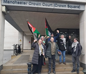 تبرئة ناشط بعد احتلاله سطح شركة تدعم تسليح الاحتلال