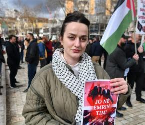 "نواصل التضامن مع فلسطين" مظاهرة في تيرانا ترفض زيارة رئيس الوزراء الألباني إلى الاحتلال