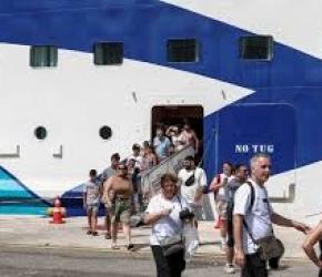 متظاهرون يحتجون أمام سفينة تقل سياح إسرائيليين في اليونان...انسحاب لاعب أردني من بطولة دولية للتنس رفضًا للتطبيع