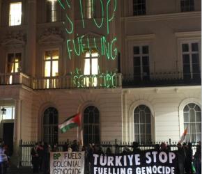 "كفى تمويلًا للإبادة".. احتجاج أمام السفارة التركية في لندن للمطالبة بوقف تزويد الاحتلال بالنفط