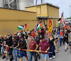 "لن نعمل من أجل الحرب" عمّال الموانئ يطلقون عملًا دوليًا لوقف شحنات السلاح