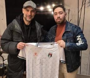 غوارديولا يوقّع قمصان فريق “غزة الإرادة” لكرة قدم البتر