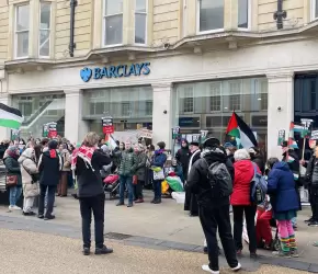يستثمر بالإبادة..  احتجاج أمام بنك "باركليز " في اسكتلندا
