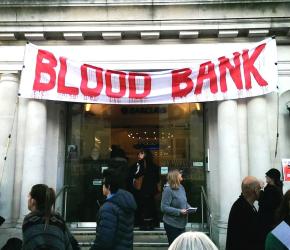 يستثمر في الإبادة احتجاج أمام بنك "باركليز" في بريطانيا