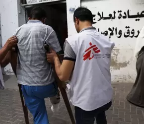 لرفضها تقديم قوائم موظفيها  الاحتلال يوقف نشاط "أطباء بلا حدود" بغزة ويمهلها مدة للمغادرة