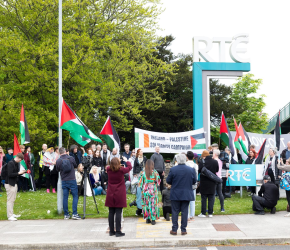 مستمرون منذ عامين! احتجاج تضامني جديد أمام هيئة الإذاعة الأيرلندية