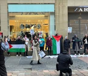 "تُجمل الإبادة الجماعية".. احتجاج أمام متجر "زارا" في شارع بوكانان بغلاسكو
