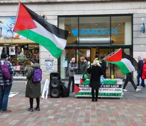 يستثمر في آلة الإبادة وقفة احتجاجية أمام بنك "باركليز" في غلاسكو