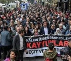 "لا لاقتصاد الإبادة"  احتجاج أمام أحد فروع شركة "ريلاينس تريندز" في الهند