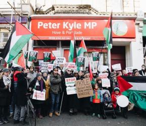 “فلسطين حرة” كشك تضامني للدعوة إلى مقاطعة الاحتلال في شوارع مدينة هوف