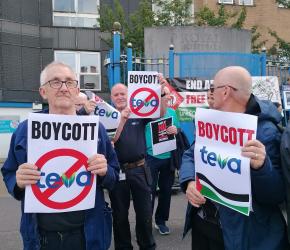 "لا تجعلوا أدويتكم رصاصهم"  احتجاج أمام وزارة الصحة الإسبانية  للمطالبة بمقاطعة شركة "تيفا"
