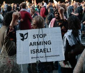 في بلجيكا ..إضراب عمال “إف إن هيرستال” احتجاجًا على زيارة ملحق عسكري إسرائيلي