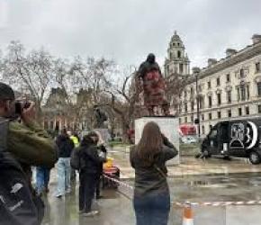 "صهيوني ومجرم حرب" تلطيخ تمثال  تشرشل في  بريطانيا