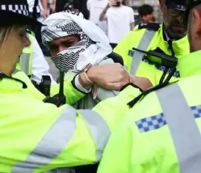 وسط احتجاجات داعمة لموقفهم.. ثلاثة طلاب يدفعون ببراءتهم في قضية "عولمة الانتفاضة"