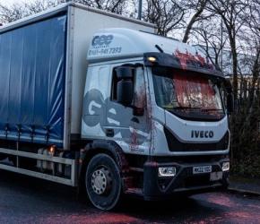 متجهة إلى الاحتلال! نشطاء يعطلون حركة شحنات شركة "DSV" التابعة لـ "إلبيت"