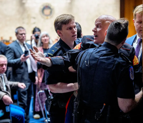 دعوات لدعم جندي أمريكي تم الاعتداء عليه لتنديده بدعم الاحتلال