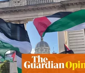 "عاقبوا إسرائيل" وقفة احتجاجية أمام البرلمان الأيرلندي دعمًا لغزة