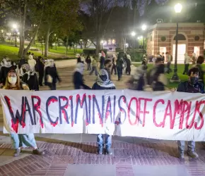 في جامعة كاليفورنيا احتجاج أمام متحف "فاولر" رفضًا لمحاضرة مسؤول إسرائيلي سابق