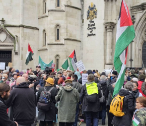 احتجاجات بريطانية داعمة لقادة حركة التضامن أثناء محاكمتهم