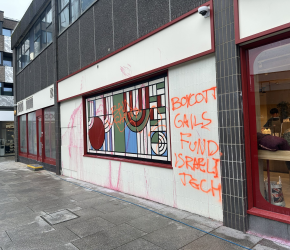 كتابة عبارات تضامنية على مخبز “غيلز” في نهار افتتاحه