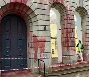 استهداف مبنى "كولمور" في برمنغهام احتجاجًا على تأمين "إلبيت" الإسرائيلية