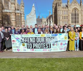 وقفة احتجاجية أمام البرلمان في لندن رفضًا لتقييد التضامن