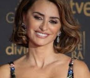 دعت لرفض الحياد.. بينيلوبي كروز تكسر صمت هوليوود وتندد بالجرائم في غزة