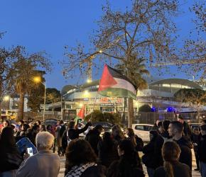 لا لتبيض الاحتلال رياضيًا ...احتجاج رافض لمباراة بين نادي برشلونة ونادي "هابوعيل تل أبيب"