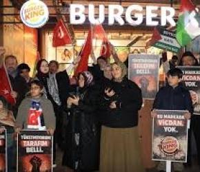 دعوات المقاطعة تتصاعد .. احتجاجات مستمرة أمام "برغر كينغ" و " ماكدونالدز " بتركيا
